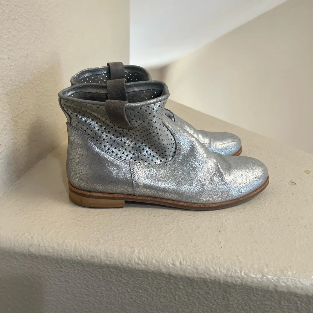 Manuela de‎ juan Women’s Silver Ankle Boots Booties . Size 8